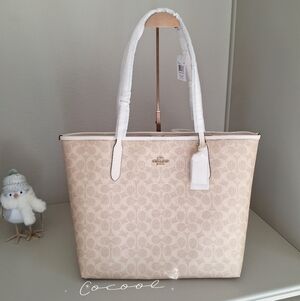 NWT COACH City Tote In Signature Canvas CV976 Gold/Sand/Chalk